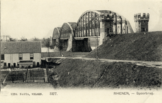 11912 Gezicht op de spoorbrug over de Rijn te Rhenen, met op de voorgrond de Zwarteweg.